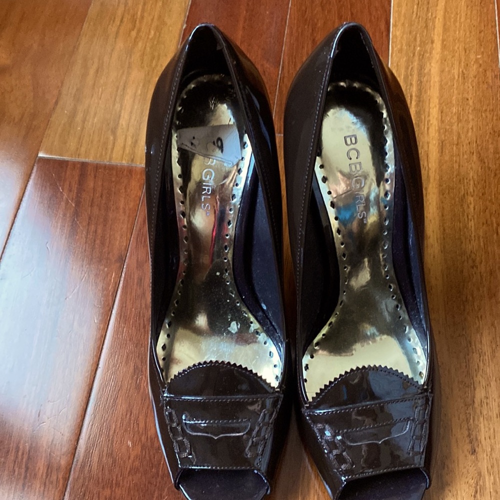 BCBG patent leather peep toe thumbs 8 1/2